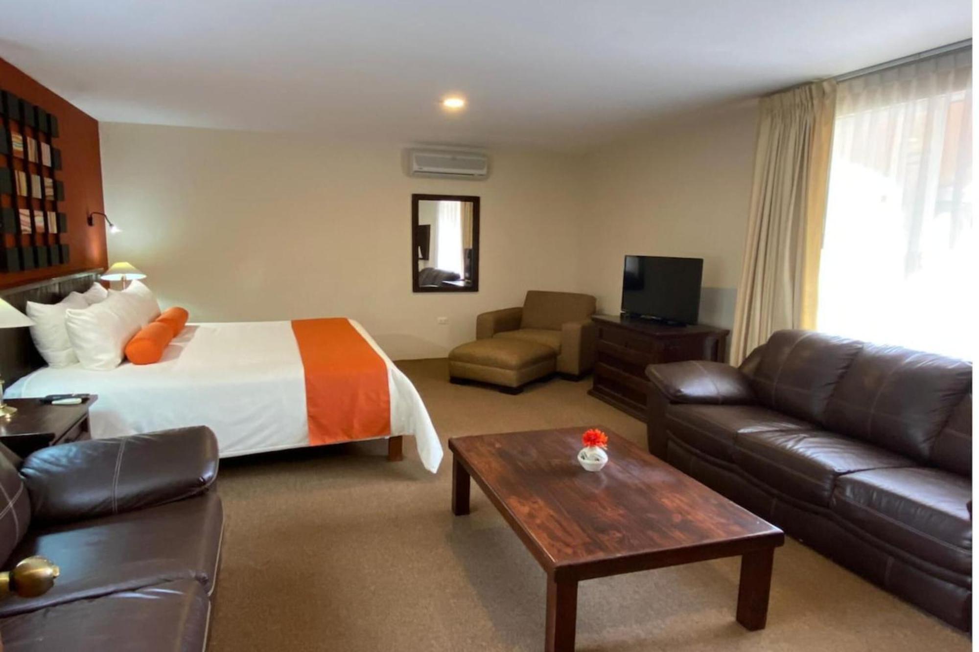 Capital O La Huerta Golf & Hotel Чолула Экстерьер фото