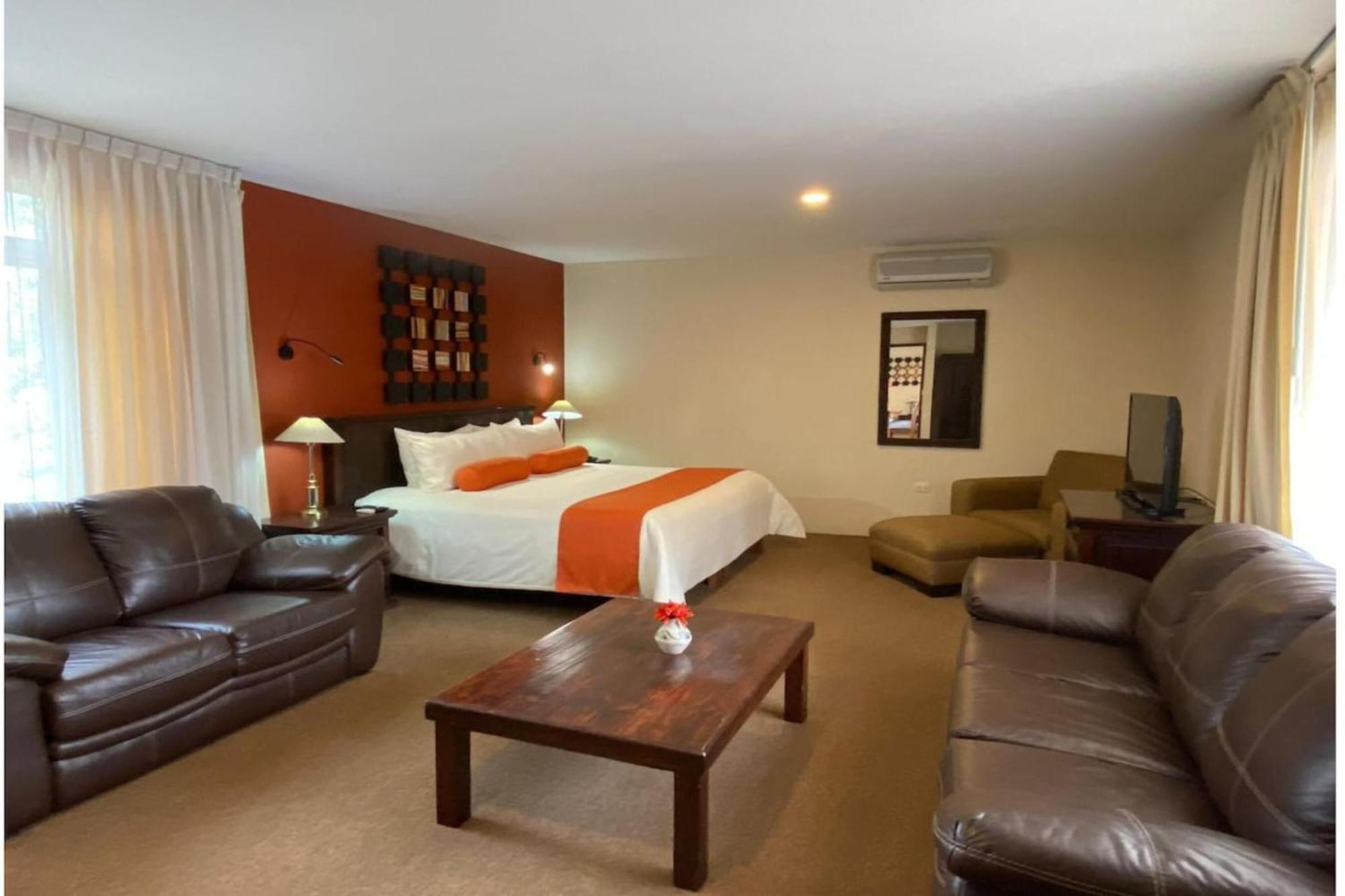 Capital O La Huerta Golf & Hotel Чолула Экстерьер фото